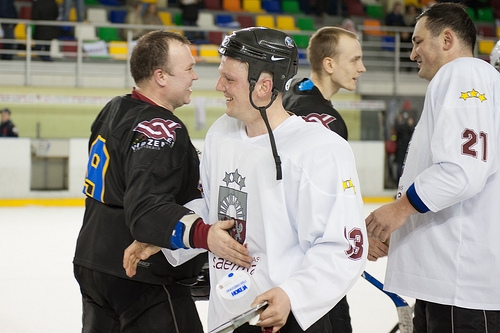 Saeimas un Valmieras hokeja komandu draudzības spēle