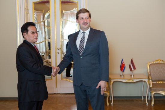 Andrejs Klementjevs tiekas ar Korejas Tautas Demokrātiskās Republikas vēstnieku
