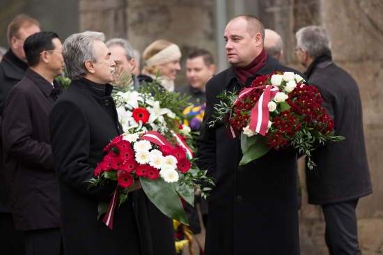 Vainagu nolikšanas ceremonija Rīgas Brāļu kapos