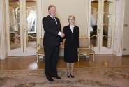 Saeimas priekšsēdētāja sarunā ar vēstnieku uzaicina Igaunijas spīkeru uz Latvijas prezidentūras atklāšanu