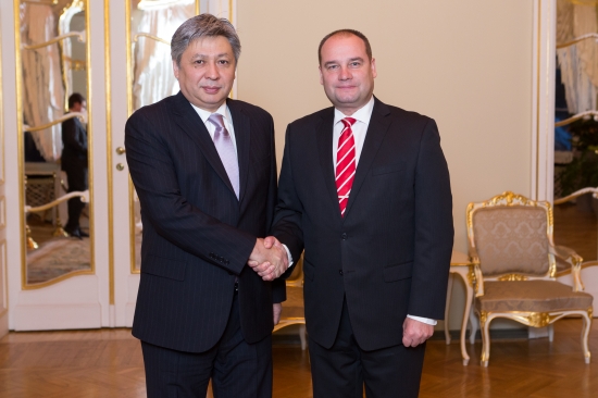 Gundars Daudze tiekas ar Kirgizstānas Republikas ārlietu ministru
