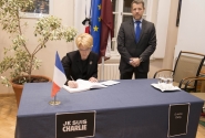 Saeimas priekšsēdētāja Ināra Mūrniece Francijas vēstniecībā parakstās līdzjūtības grāmatā