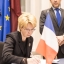 Ināra Mūrniece Francijas vēstniecībā parakstās līdzjūtības grāmatā