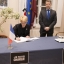 Ināra Mūrniece Francijas vēstniecībā parakstās līdzjūtības grāmatā