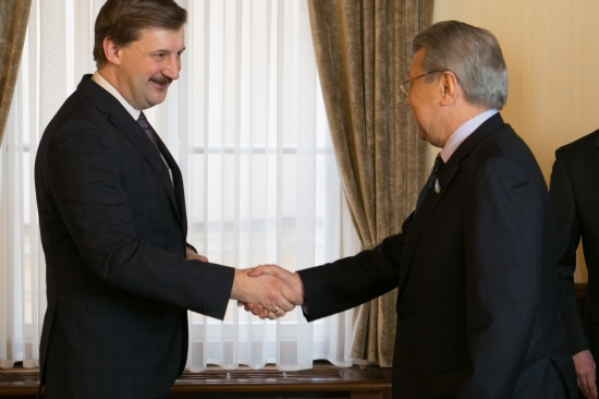  Andrejs Klementjevs tiekas ar Kazahstānas prezidenta speciālo sūtni