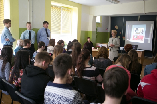 Ināra Mūrniece skolu programmas „Iepazīsti Saeimu” ietvaros apmeklē Īslīces vidusskolu