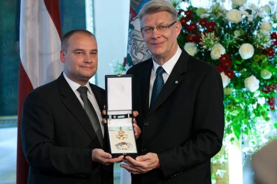 Saeimas priekšsēdētājas biedrs Gundars Daudze saņem Triju zvaigžņu ordeni