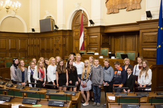Rīgas 45.vidusskola 7.b klases skolēni apmeklē Saeimu skolu programmas "Iepazīsti Saeimu" ietvaros