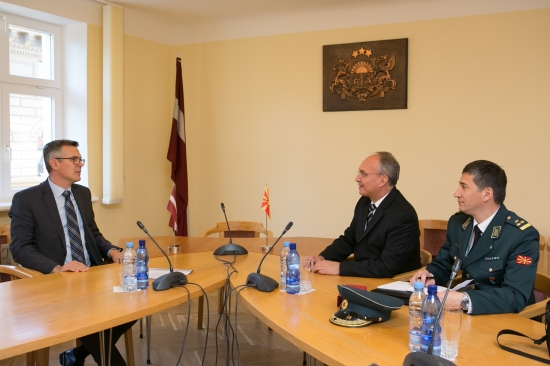 Ainars Latkovskis tiekas ar Bijušās Dienvidslāvijas Republikas Maķedonijas aizsardzības ministru