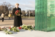Saeimas priekšsēdētāja ar ziediem un klusuma brīdi piemin Zolitūdes lielveikala "Maxima" traģēdijas upurus