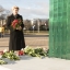 Ināra Mūrniece noliek ziedus traģēdijas upuru piemiņas vietā Zolitūdē