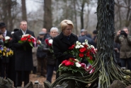 Saeimas priekšsēdētāja Ināra Mūrniece piemiņas brīdī Rumbulā: līdz pat šodienai neaptverams ir lielākais genocīda noziegums Latvijā 