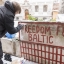 Mākslinieki pie Saeimas nama atjauno vēsturiskos zīmējumus uz barikāžu laika betona blokiem