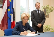 Saeimas priekšsēdētāja Ināra Mūrniece Francijas vēstniecībā parakstās līdzjūtību grāmatā