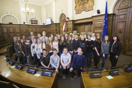 Rīgas Teikas vidusskolas skolēni iepazīst Saeimas darbu