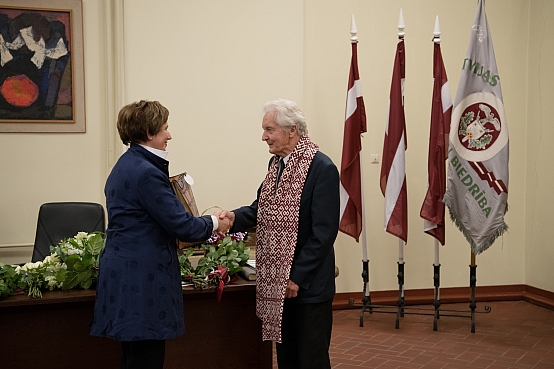 Saeimas priekšsēdētāja sveic Latvijas Nacionālo karavīru biedrības priekšsēdētāju