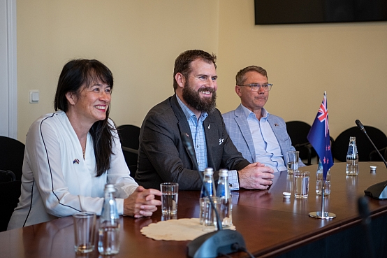 Rihards Kols tiekas ar Jaunzēlandes parlamenta deputātiem