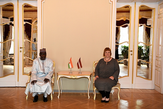 Saeimas sekretāra biedre tiekas ar Nigēras vēstnieku
