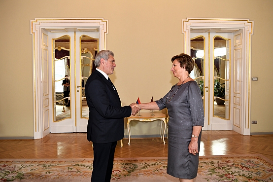 Saeimas priekšsēdētājas biedre tiekas ar Armēnijas vēstnieku