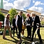 Ināra Mūrniece un Saeimas deputāti piedalās Saeimas simtgadei veltītā ceriņa stādīšanas ceremonijā