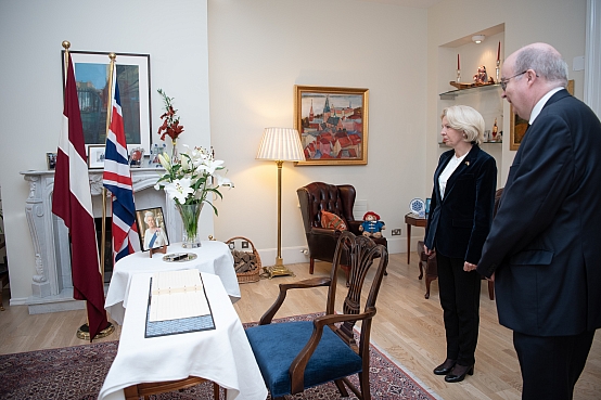 Ināra Mūrniece Lielbritānijas vēstniecībā parakstās līdzjūtību grāmatā