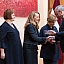 Parlamentā atklāj Saeimas simtgadei veltīto pastmarku un aploksni
