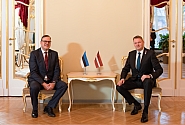 Edvards Smiltēns un Igaunijas vēstnieks pārrunā sadarbības stiprināšanas iespējas drošības jomā