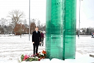 Saeimas priekšsēdētājs noliek ziedus traģēdijas upuru piemiņas vietā Zolitūdē