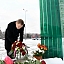 Edvards Smiltēns noliek ziedus traģēdijas upuru piemiņas vietā Zolitūdē