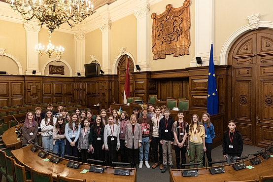 Rīgas Valsts 3. ģimnāzijas skolēni apmeklē Saeimu skolu programmas "Iepazīsti Saeimu" ietvaros