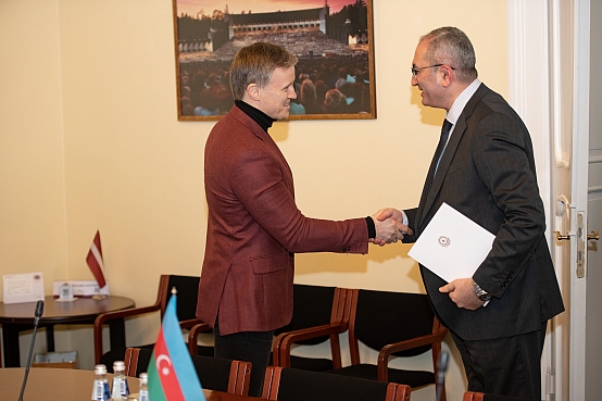 Rihards Kols tiekas ar Azerbaidžānas vēstnieku