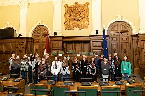 Rīgas 80. vidusskolas skolēni apmeklē Saeimu skolu programmas "Iepazīsti Saeimu" ietvaros