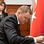Edvards Smiltēns Turcijas vēstniecībā parakstās līdzjūtību grāmatā