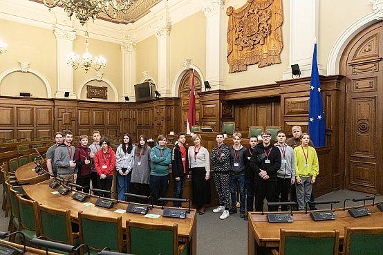 Rīgas 80. vidusskolas skolēni apmeklē Saeimu skolu programmas "Iepazīsti Saeimu" ietvaros