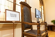 Parlamentā atgriezies starpkaru perioda Saeimas Prezidija oriģinālais krēsls