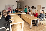 Sociālo lietu komisija izbraukuma sēdē atzinīgi vērtē Rīgas Dzemdību nama darbu