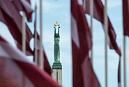 Saeima konceptuāli atbalsta pienākumu valsts pārvaldē nodarbinātajiem būt lojāliem Latvijas valstij