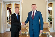 Saeimas priekšsēdētājs Dānijas vēstniekam: ciešai sadarbībai aizsardzībā var būt izšķiroša nozīme