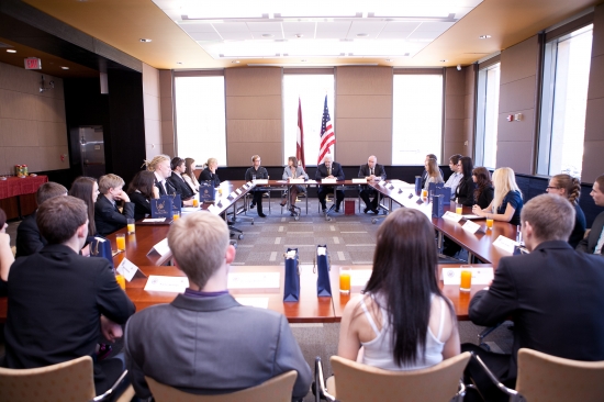2.Jauniešu Saeimas deputātu grupas sadarbībai ar ASV vizīte ASV vēstniecībā 