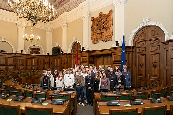 Daugavpils Tehnoloģiju vidusskolas-liceja skolēni apmeklē Saeimu skolu programmas "Iepazīsti Saeimu" ietvaros