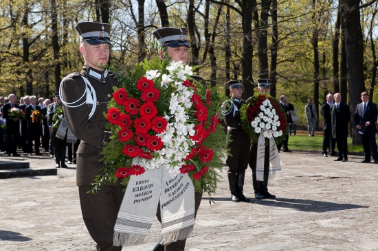 Svinīgā vainagu nolikšanas ceremonija Rīgas Brāļu kapos