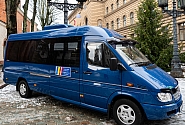 Saeimas mikroautobuss ar ziedojumiem Ukrainas internātskolas bērniem devies ceļā