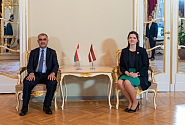 Saeimas priekšsēdētājas biedre Antoņina Ņenaševa ar Omānas vēstnieku pārrunā sadarbību zaļās enerģijas jomā