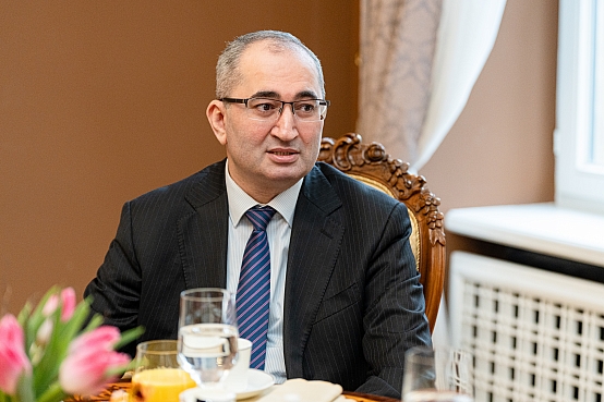 Zanda Kalniņa-Lukaševica tiekas ar Azerbaidžānas vēstnieku