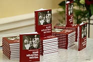 Saeimā svinīgi atver Katrīnas Čakstes-Vilsones grāmatu “Karš, mīlestība, brīvība”