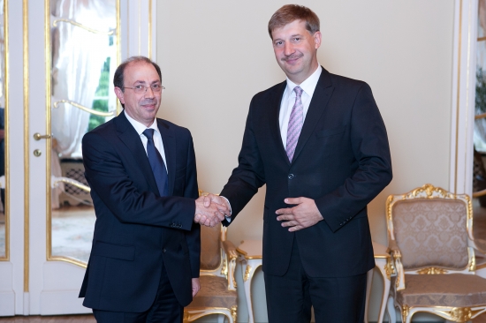 Andrejs Klementjevs tiekas ar Armēnijas vēstnieku