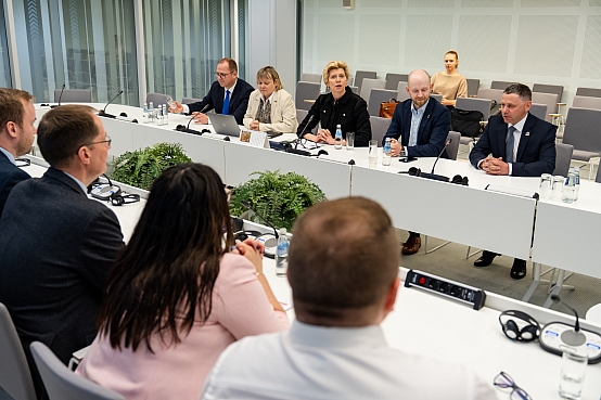 Saeimas Budžeta un finanšu (nodokļu) komisijas priekšsēdētāja Anda Čakša un komisijas deputāti tiekas ar Fēru salu parlamenta delegāciju