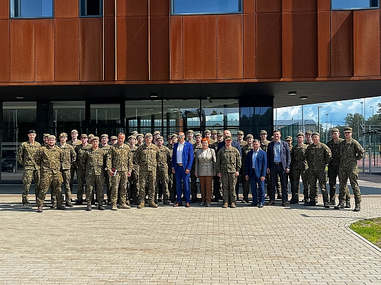 Sporta apakškomisijas deputāti tiekas ar Valsts aizsardzības dienesta karavīriem 