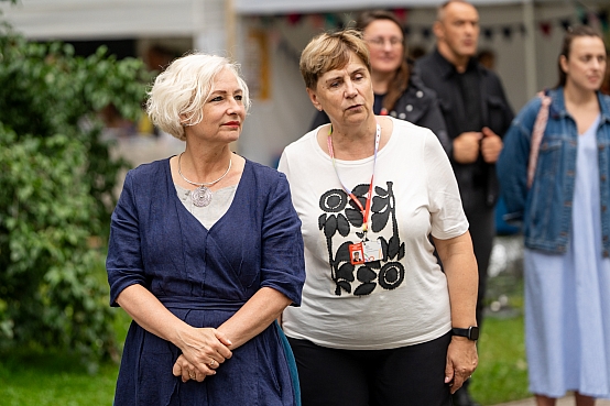 Daiga Mieriņa apmeklē amatnieku tirdziņu Vērmanes dārzā