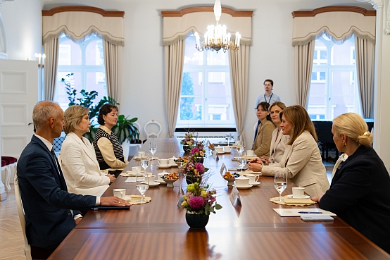 Zanda Kalniņa-Lukaševica un Inese Kalniņa tiekas ar Eiropas Cilvēktiesību tiesas tiesnesi Artūru Kuču, ES Tiesas tiesnesi Inetu Ziemeli un ES Vispārējās tiesas tiesnesi Ingu Reini